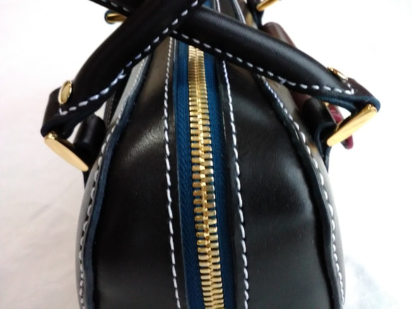 Mo様ご注文の牛ヌメ革製のバッグ（濃紺+ワインレッド色） 4枚目の画像