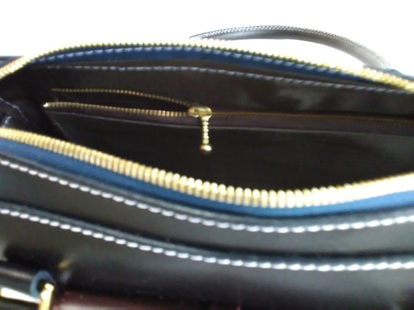 Mo様ご注文の牛ヌメ革製のバッグ（濃紺+ワインレッド色） 7枚目の画像