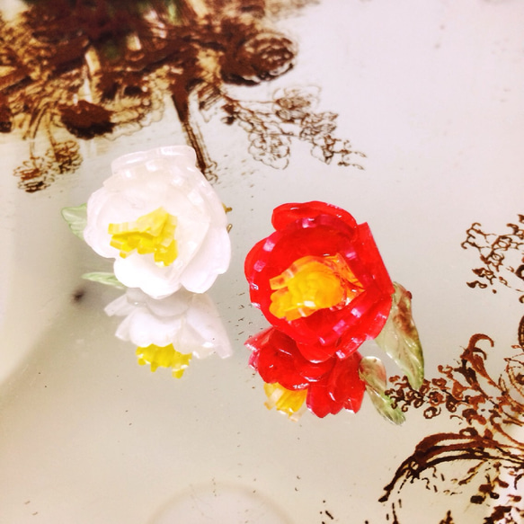 凛と咲き誇る 椿 白と赤 ピアス イヤリング 1枚目の画像