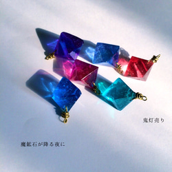 宝石魔法のガラスペンデュラムのピアス イヤリング 紅ひし形