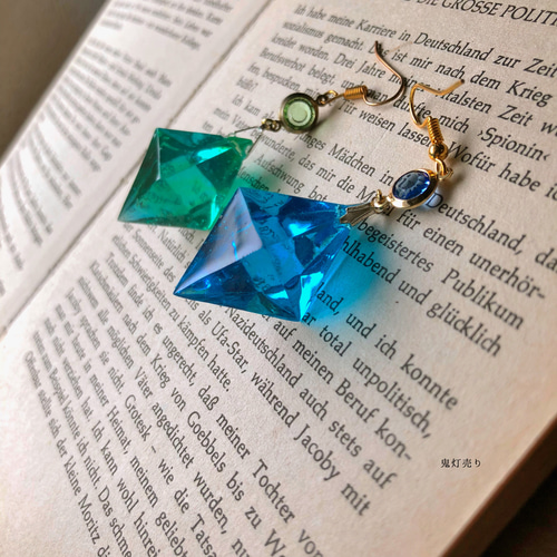 空の精霊 ガラスのようなレジン鉱石 ひし形 魔法使いピアス イヤリング