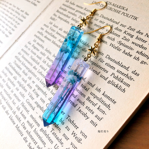 魔女の華 クリスタルに閉じ込めたドライフラワーのかすみ草とレジン  