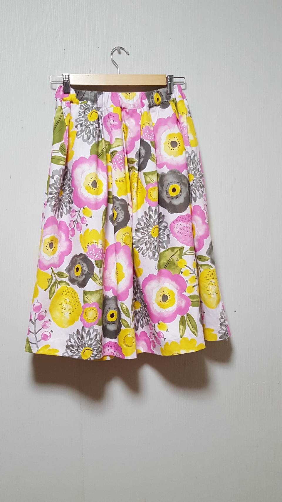 パステルカラー大胆な花柄タックスカート