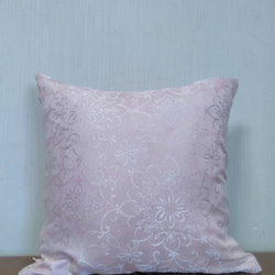 ピンクとグレーの刺繡ペアクッションカバー 2枚目の画像