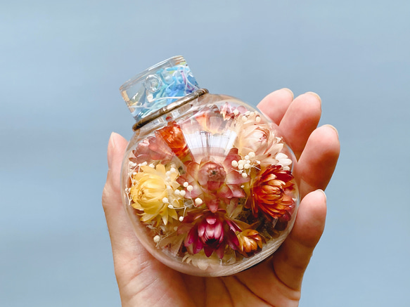 ガラスポッドの万華鏡『フラワーポッド』ドライフラワーヘリクリサム/light blue 2枚目の画像