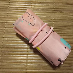 〈畳めるエコバッグ  レジ袋型  撥水タイプ〉ほのぼのシロクマ (サーモンピンク) 7枚目の画像