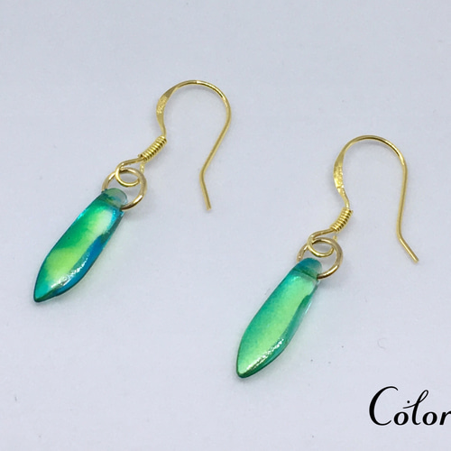☆新緑色のダガーが揺れるピアス☆チェコビーズ☆チェコガラス
