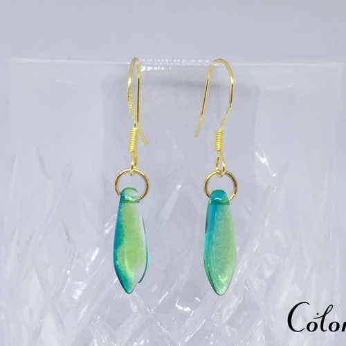 ☆新緑色のダガーが揺れるピアス☆チェコビーズ☆チェコガラス