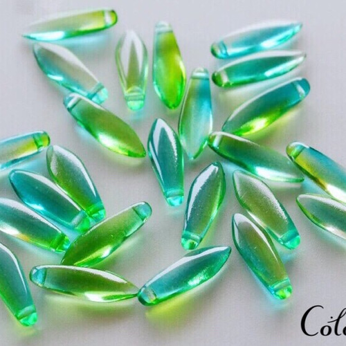 ☆新緑色のダガーが揺れるピアス☆チェコビーズ☆チェコガラス