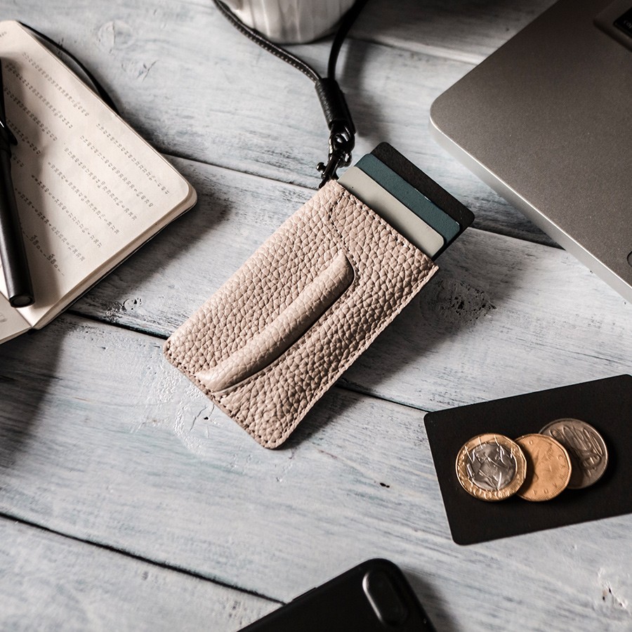 本革カードケース ネックストラップ付き レザーケース コインケース 通勤 【ベージュ】