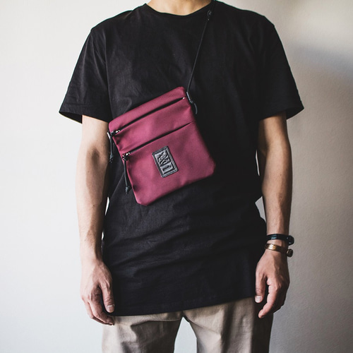 サコッシュ ステッチレスのシンプルデザイン 軽量強度生地【ワイン