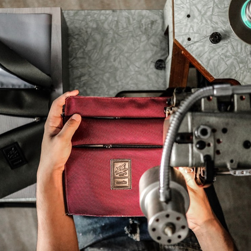 サコッシュ ステッチレスのシンプルデザイン 軽量強度生地【ワイン