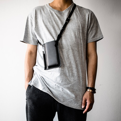 未使用級 ヒューゴボス 型押しレザー ポシェット スマホ