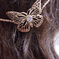 大人可愛い　チェーンカチューシャ風クリップ　髪に舞うバタフライ蝶々&大粒ストーン 2枚目の画像
