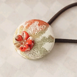 古布で作った梅のくるみボタンのヘアゴム 1枚目の画像