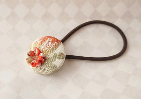 古布で作った梅のくるみボタンのヘアゴム 2枚目の画像