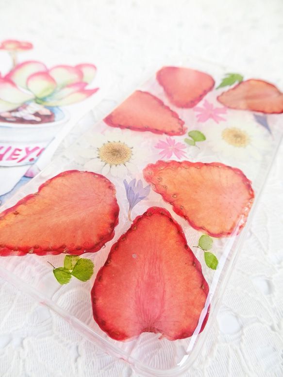 ♪ イチゴ ♡ 押し花 押しフルーツ 押し花ケース 新鮮な果物  iphoneケース スマホケース プレゼント ギフト 4枚目の画像