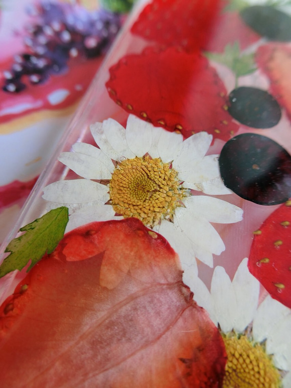 可愛い ♡ 新鮮な いちご ♡ 押し花 押しフルーツ 押し花ケース iphoneケース スマホケース プレゼント ギフト 5枚目の画像
