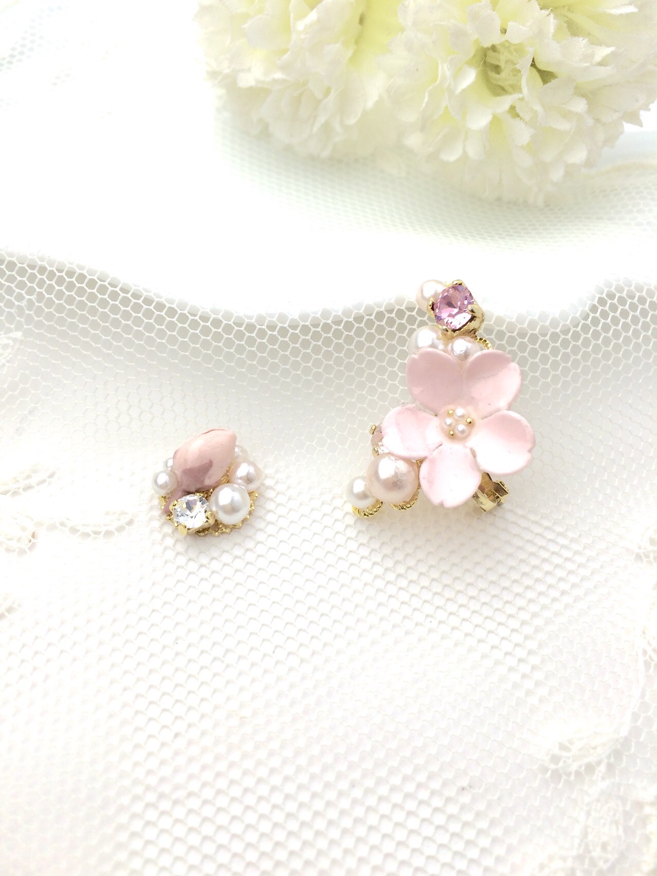 ハンドメイド お花とカラフルビジュー ♡ ピアス風 ビジュー イヤーカフ ♡ ハンドメイド お花とカラフルビジュー ♡ ピアス風 ビジュー