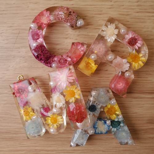 オーダー イニシャル キーホルダー チャーム レジン アルファベット