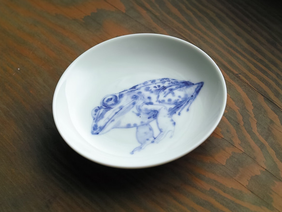 【一点物】「トノサマガエル」動物の手描き染付小皿 絵皿 2枚目の画像