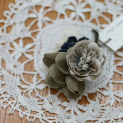 布花と編み花のコサージュ・ネイビー 1枚目の画像