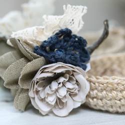 布花と編み花のコサージュ・ネイビー 3枚目の画像