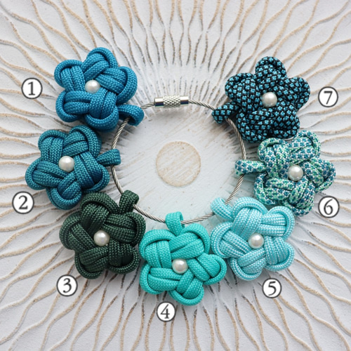 パラコードのお花チャーム：グリーン系 ペット服・アクセサリー n＊can