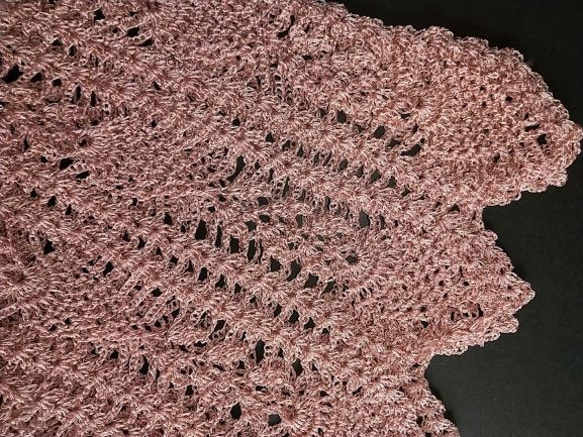 ラメ入りの淡いピンクの糸で編んだストール（ストールーＳ１） 5枚目の画像