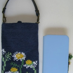 カモミールの花の柄を刺繍したスマホポシェット（スマホー１，２） 4枚目の画像