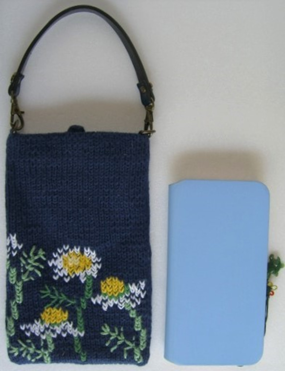 カモミールの花の柄を刺繍したスマホポシェット（スマホー１，２） 4枚目の画像