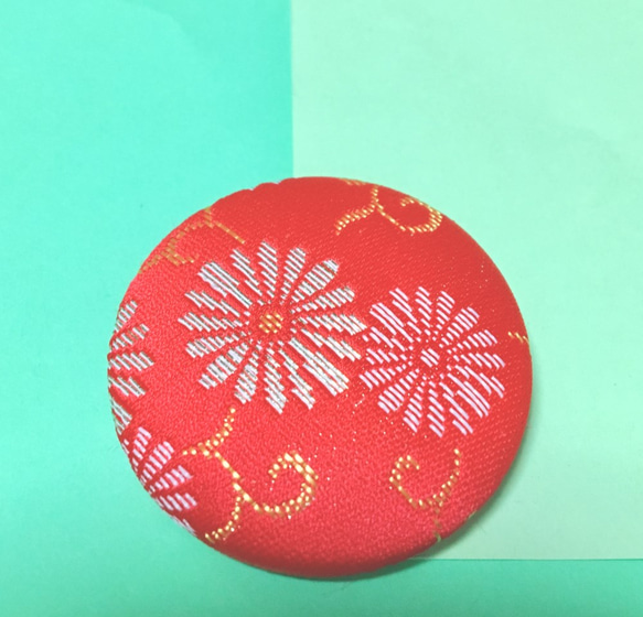 (送料無料)金襴　西陣織ブローチ　金の糸の菊 2枚目の画像