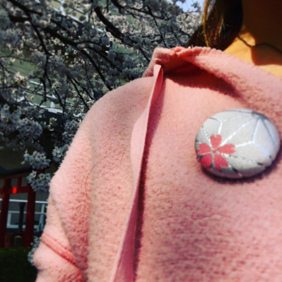 （送料無料）金襴　西陣織ブローチ　桜と麻の葉 1枚目の画像