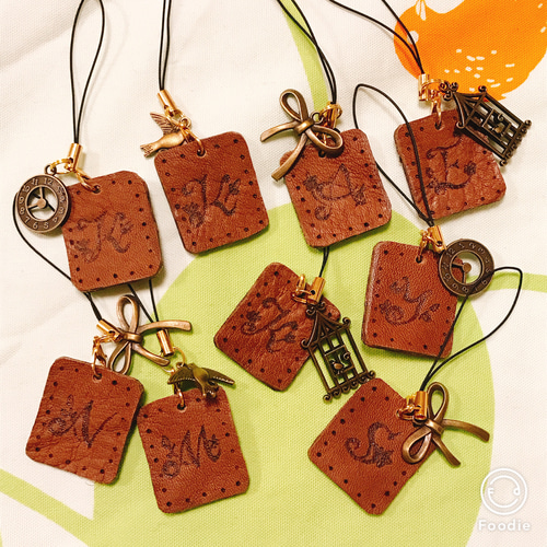 本革 イニシャル ウッドバーニング キーホルダー その他ファッション