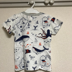 海の冒険をあしらったキッズTシャツ 2枚目の画像