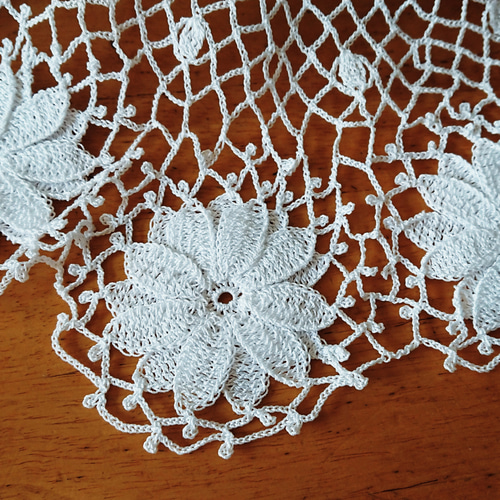 手刺繍入り円形パネル　手編みレース繋ぎ　ホワイト　フリークロス 手刺繍入り円形パネル手編みレース繋ぎホワイトフリークロス