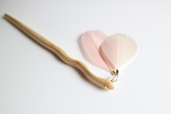 fairy hair stick＊pink＊手彫りのかんざし＊ひのき＊フェザー＊クリスタル 3枚目の画像