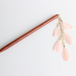 pink＊fairy hair stick＊木のかんざし＊花びらみたいなフェザー 1枚目の画像