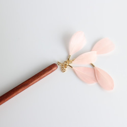 pink＊fairy hair stick＊木のかんざし＊花びらみたいなフェザー 7枚目の画像