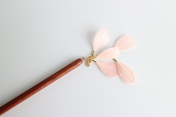 pink＊fairy hair stick＊木のかんざし＊花びらみたいなフェザー 7枚目の画像