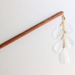 white＊fairy hair stick＊木のかんざし＊花びらみたいなフェザー 1枚目の画像