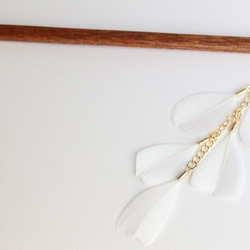 white＊fairy hair stick＊木のかんざし＊花びらみたいなフェザー 2枚目の画像