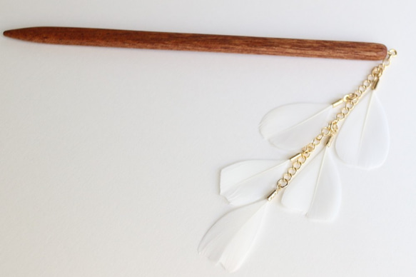 white＊fairy hair stick＊木のかんざし＊花びらみたいなフェザー 2枚目の画像