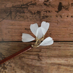 white＊fairy hair stick＊木のかんざし＊花びらみたいなフェザー 7枚目の画像