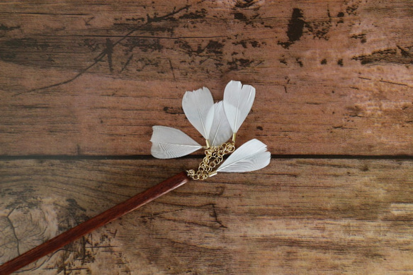 white＊fairy hair stick＊木のかんざし＊花びらみたいなフェザー 7枚目の画像