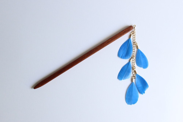 blue＊fairy hair stick＊木のかんざし＊花びらみたいなフェザー 1枚目の画像