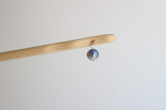 cotton pearl hair stick 02＊手彫りのかんざし＊ひのき＊コットンパール＊blue&brown 3枚目の画像