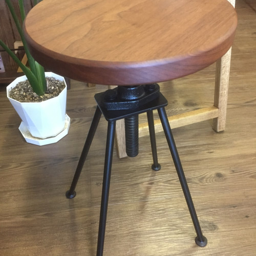 再販】アイアン脚のねじ式昇降スツール 椅子（チェアー）・スツール