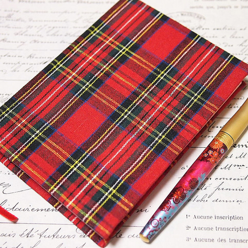 赤タータンチェック・ハンドメイドノートA6①（手製本ノート） ペン