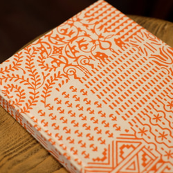 無地　インド製　オレンジハンドプリント　A5　COLORISノート　ユーティリティサイズ 3枚目の画像